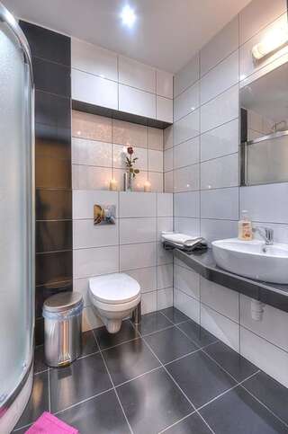 Гостевой дом Pokoje BALDI Benelux Скочув Двухместный номер с 1 кроватью и собственной ванной комнатой-1